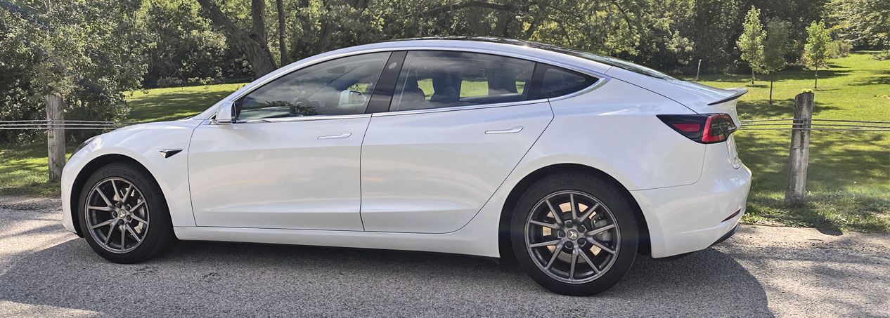 Tesla Model 3 improve look with Spoiler