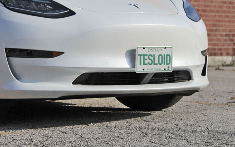 Removable front licence plate for model Y