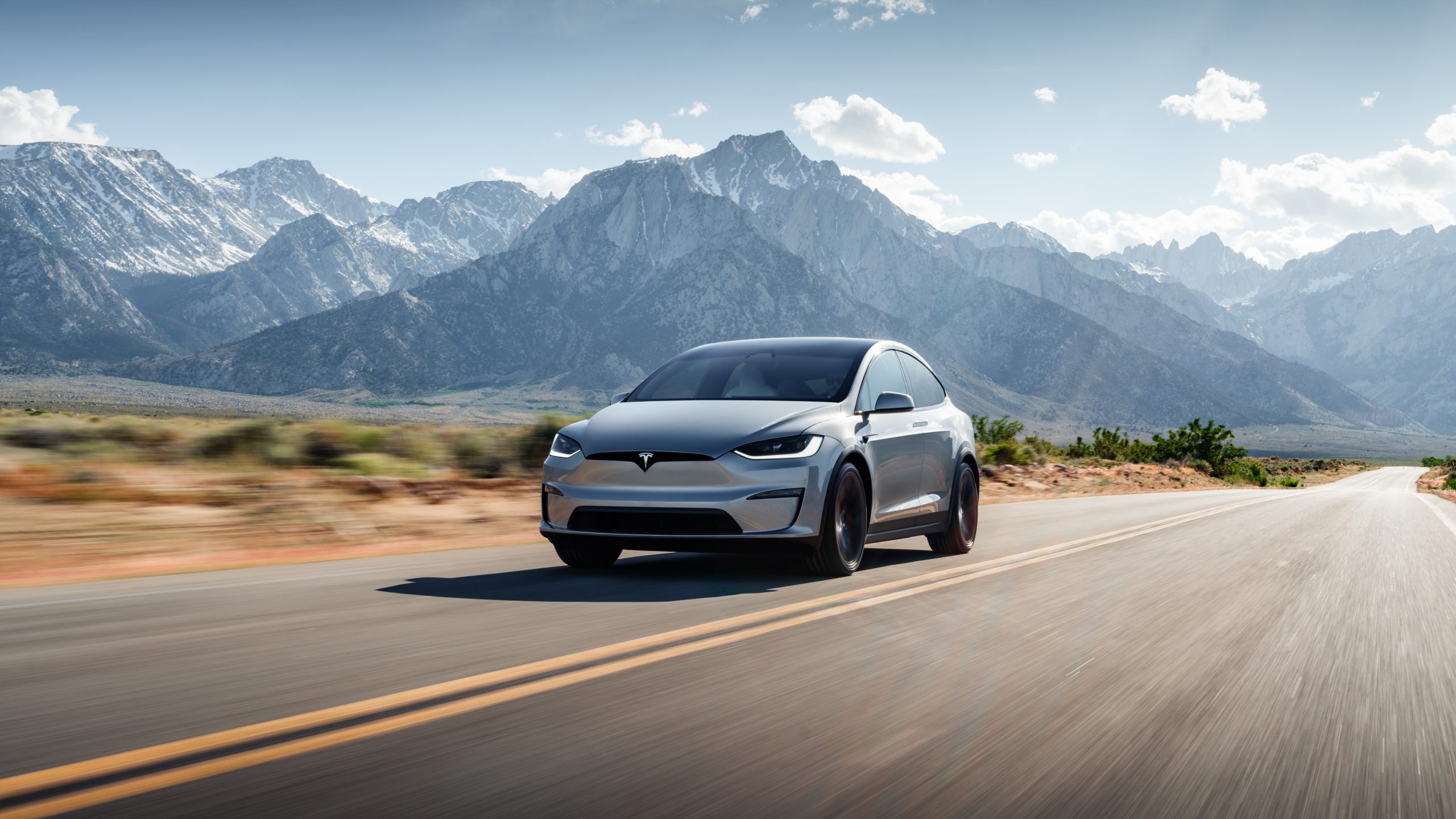 The Model X is Tesla’s flagship SUV, with well-known characteristics like its falcon wing doors. Not only does it have several unique features, but it also boasts an extremely respectable range in comparison to similar electric vehicles (EVs). So, how far can the Tesla Model X go on a single charge? Continue reading for more.
