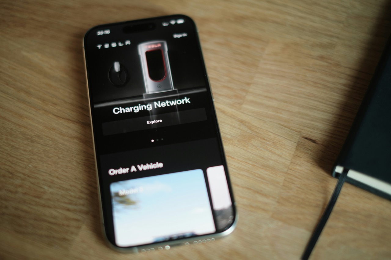 Tesla phone that can be disconnected from Cybertruck bluetooth